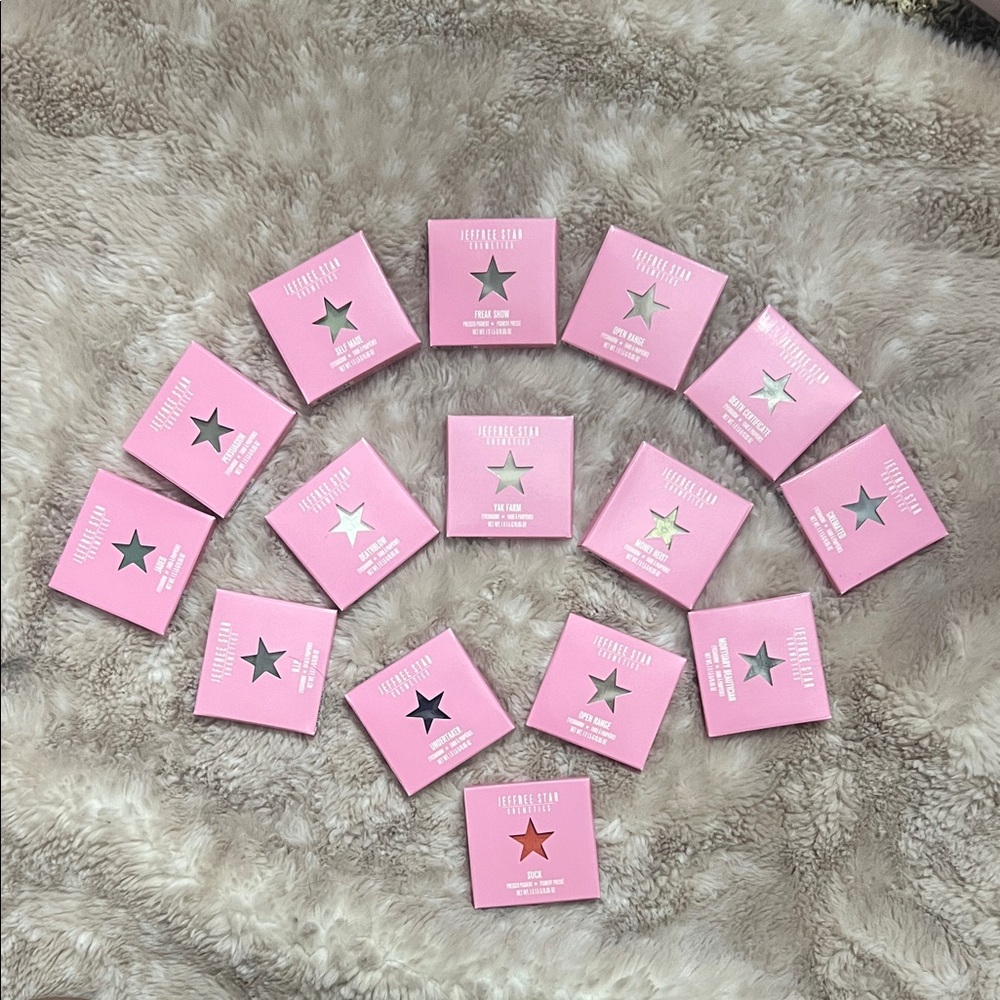 Jeffree Star Single Eyeshadow’s. This is a set of 2 bundles 🥰😍🥰